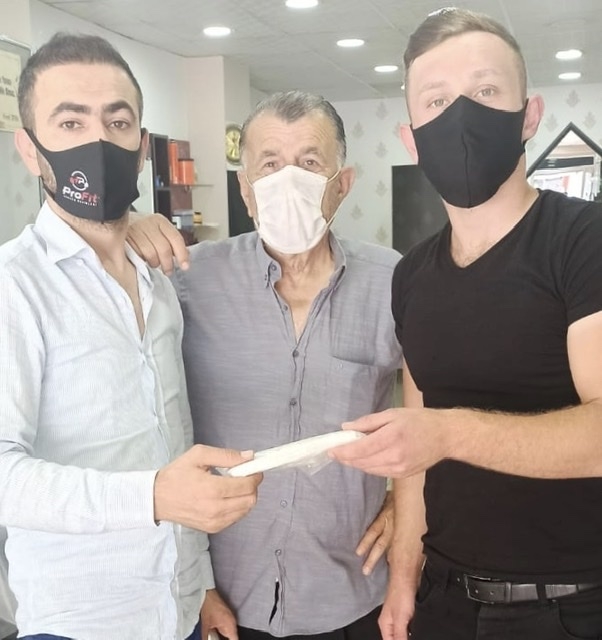 Saadet Partisi Gençlik Kolları maske dağıttı